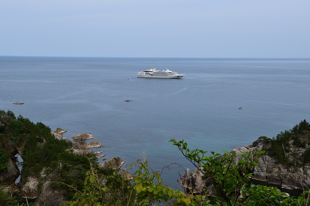 浦富海岸沖に停泊した国際クルーズ船「ル・ソレアル」