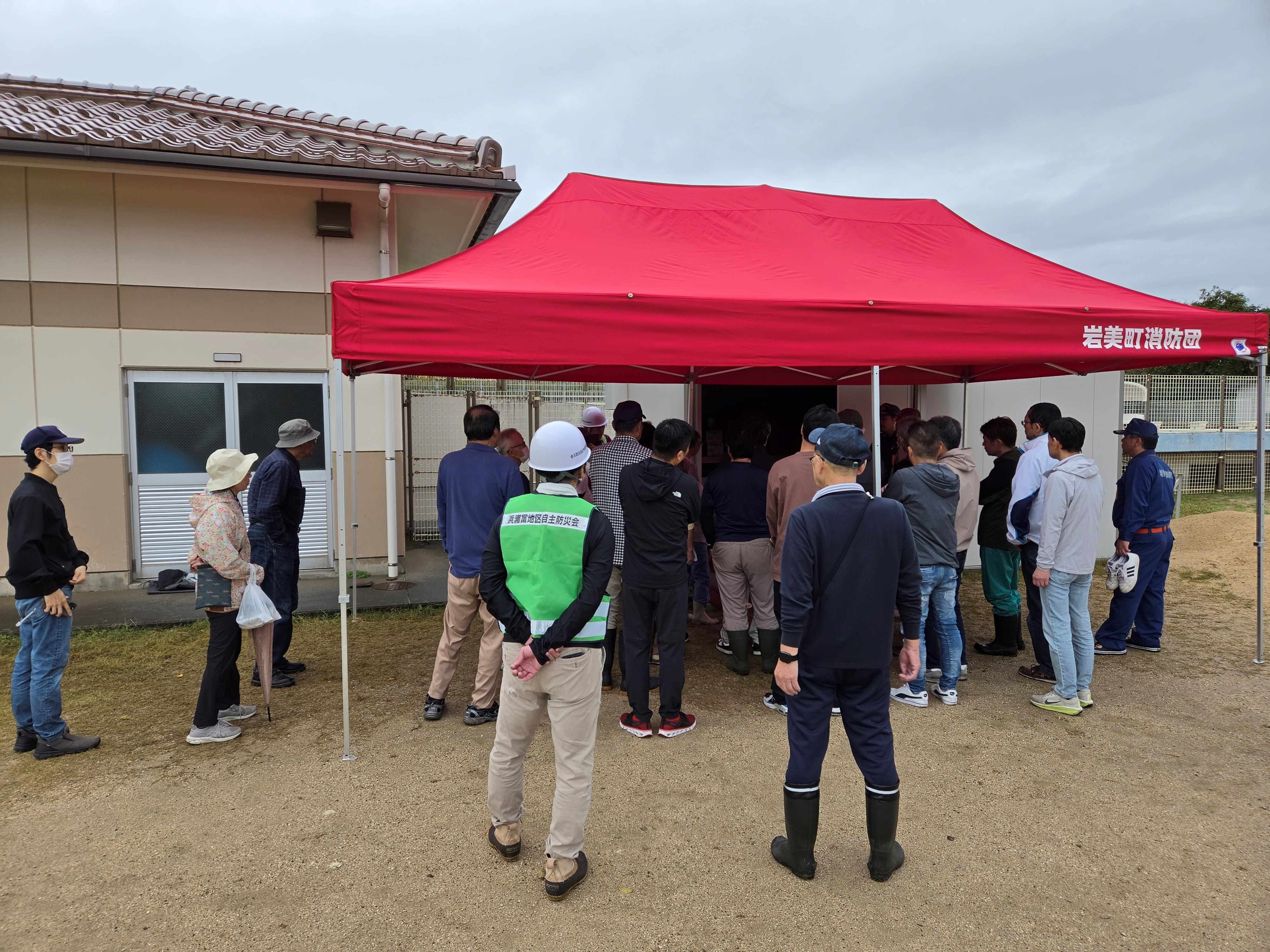 防災倉庫から資機材を取り出す様子